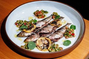 San Diego para Foodies: Drew Deckman, bar con vista al estadio y comida griega