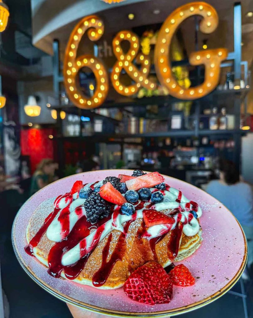 Descubre tres experiencias culinarias únicas en San Diego: Bub's at The Ballpark, Prohibition Lounge y 6th & G Breakfast Co.