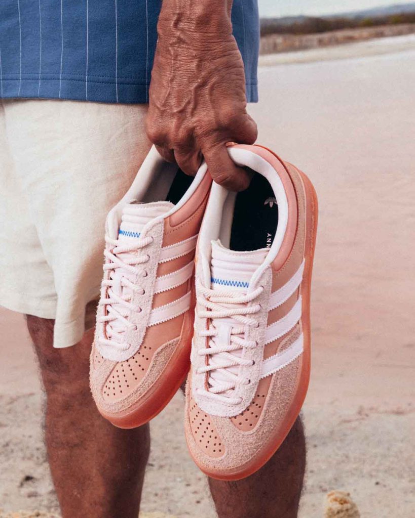 Las tenis rosas de Bad Bunny x adidas Originals Gazelle "Cabo Rojo" se lanzan mundialmente el 26 de julio. Checa dónde comprarlas