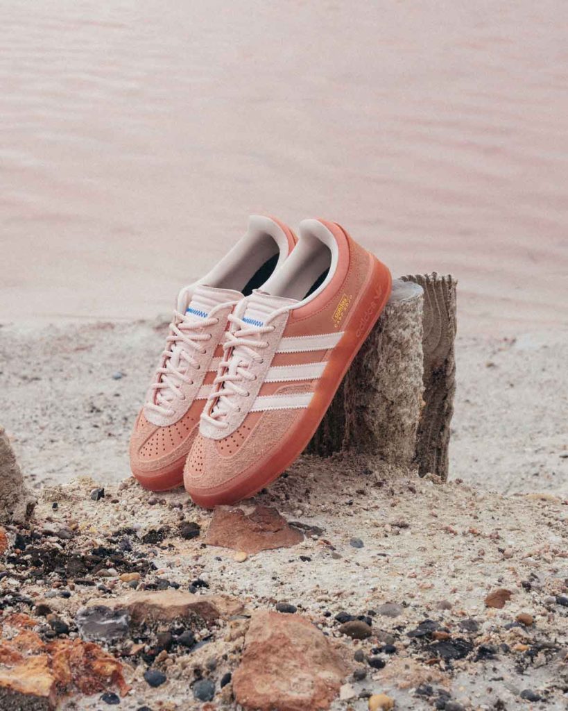 Las tenis rosas de Bad Bunny x adidas Originals Gazelle "Cabo Rojo" se lanzan mundialmente el 26 de julio. Checa dónde comprarlas