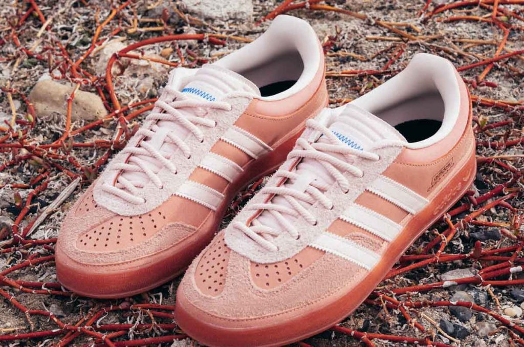 Las tenis rosas de Bad Bunny x adidas Originals Gazelle "Cabo Rojo" se lanzan mundialmente el 26 de julio. Checa dónde comprarlas