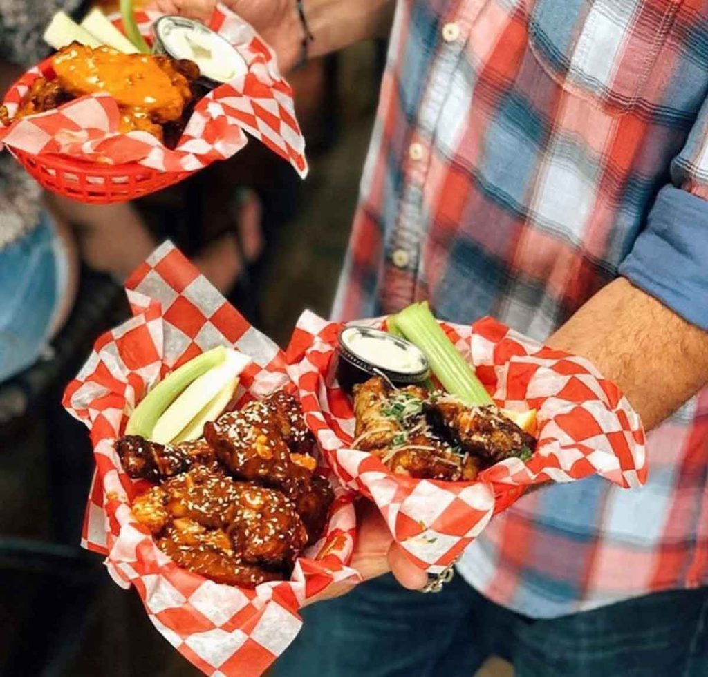 Descubre tres experiencias culinarias únicas en San Diego: Bub's at The Ballpark, Prohibition Lounge y 6th & G Breakfast Co.