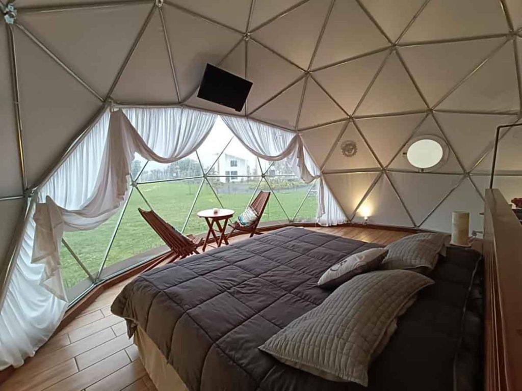 Descubre cuatro cabañas ideales para parejas cerca de la CDMX, recomendadas por Booking.com, perfectas para un verano romántico