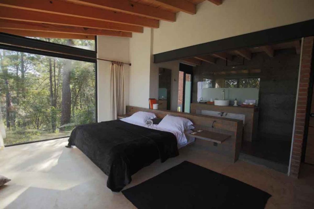 Descubre cuatro cabañas ideales para parejas cerca de la CDMX, recomendadas por Booking.com, perfectas para un verano romántico