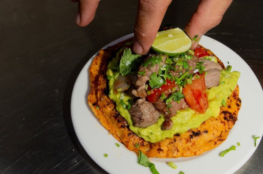 Conoce esta tostada de rib eye en CDMX