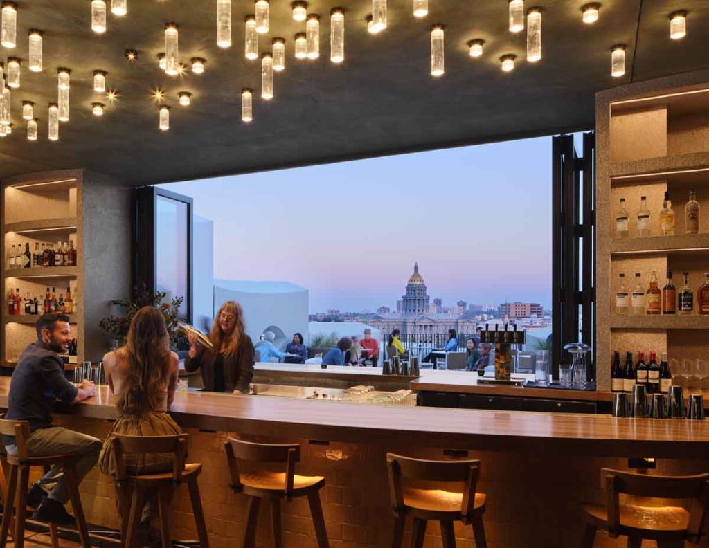 Descubre la vibrante escena de coctelería en Denver, con bares que ofrecen desde elegancia histórica hasta vistas panorámicas