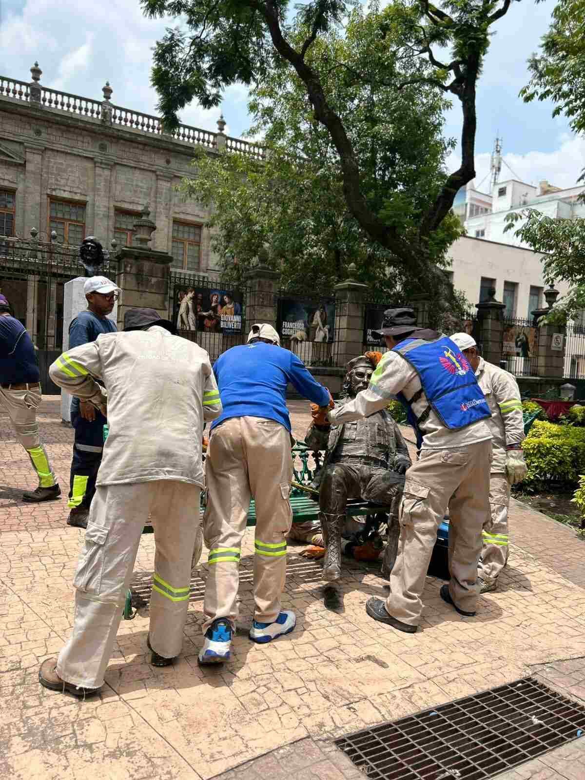 Retiran esculturas del Che Guevara y Fidel Castro en CDMX