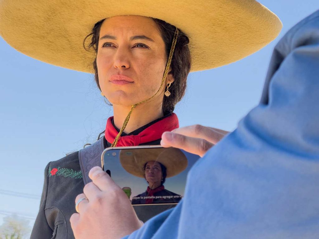 Apple presenta "El Lazo de Petra", un corto filmado con iPhone 16 Pro: empoderamiento femenino en un western con elementos de videojuego.