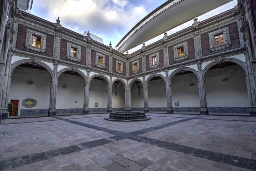 El MIDE ofrece talleres y recorridos gratuitos en su claustro principal durante junio, julio y agosto, explorando la historia de su edificio.