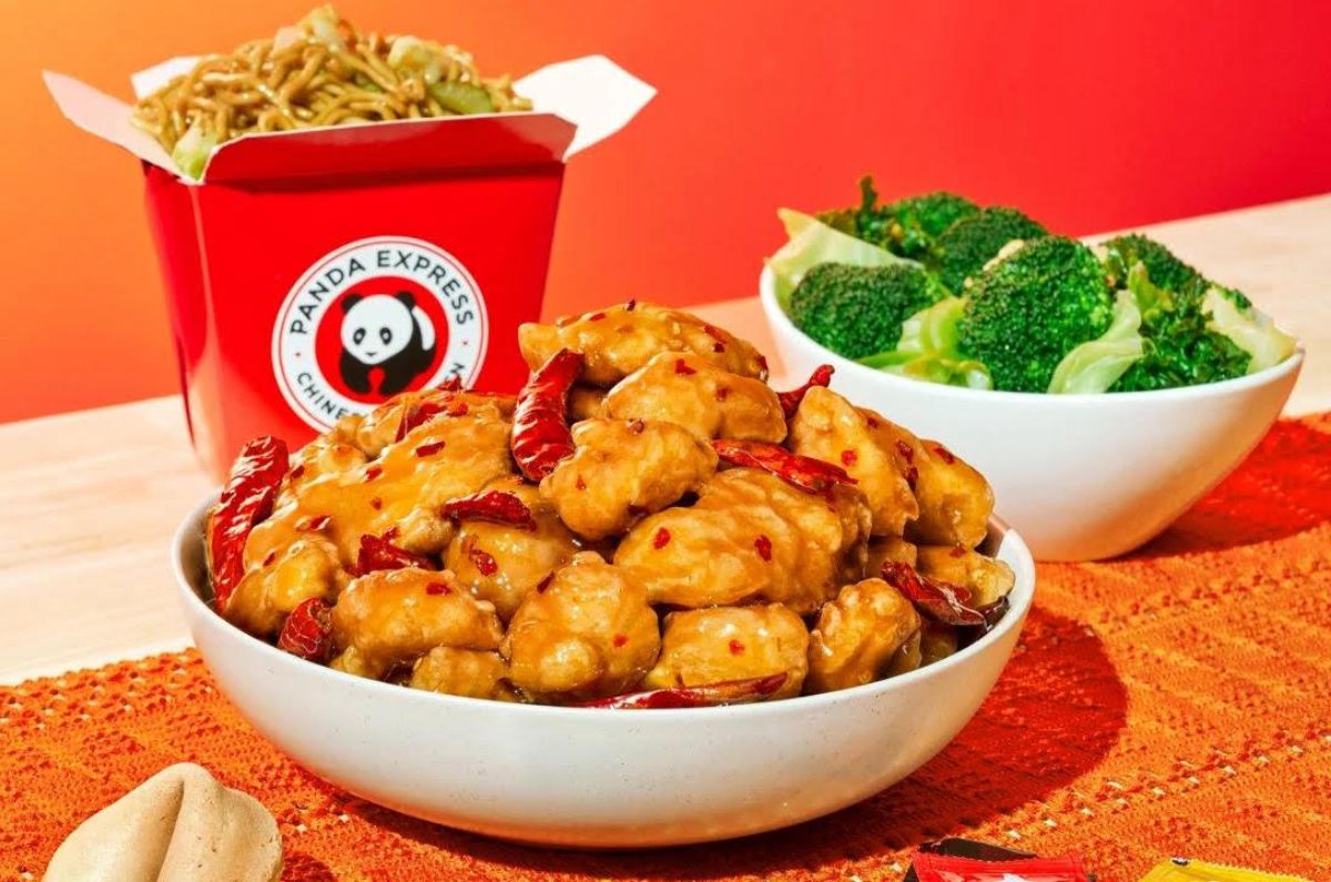 Panda Express celebra al Orange Chicken en mood Hot