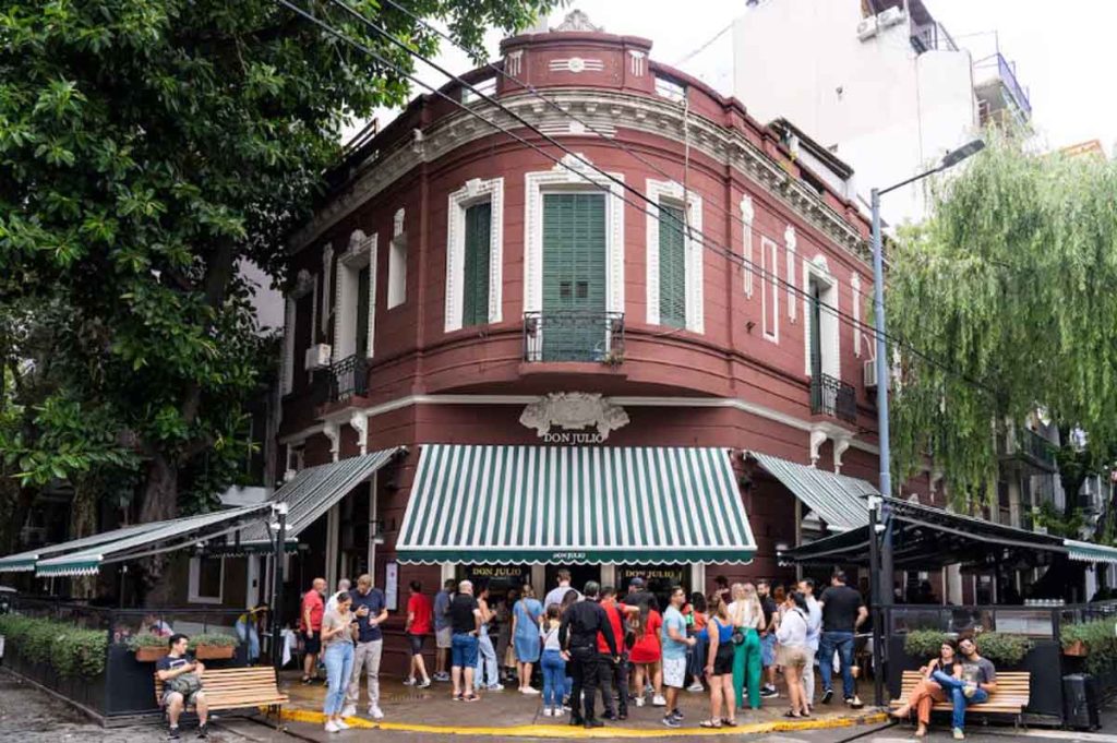 Descubre el alma del asado argentino, desde sus raíces gauchescas hasta las parrillas de lujo en Buenos Aires