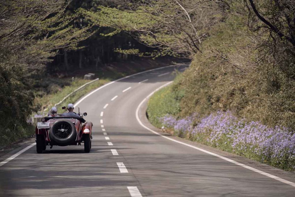 The Peninsula Japan Driving Experience ofrece un viaje de lujo y cultura por Honshu en autos clásicos, fusionando la hospitalidad de élite