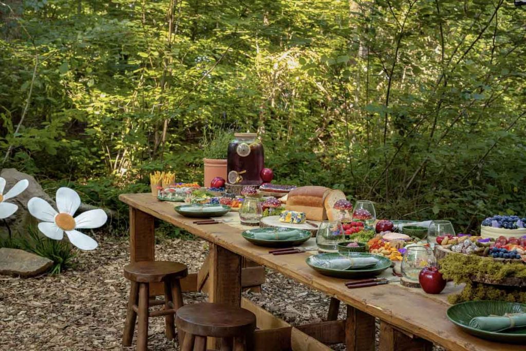 Airbnb te invita a los bosques belgas para vivir un día como Pitufo. Dos familias podrán decorar gorros, practicar tiro con arco y bailar.
