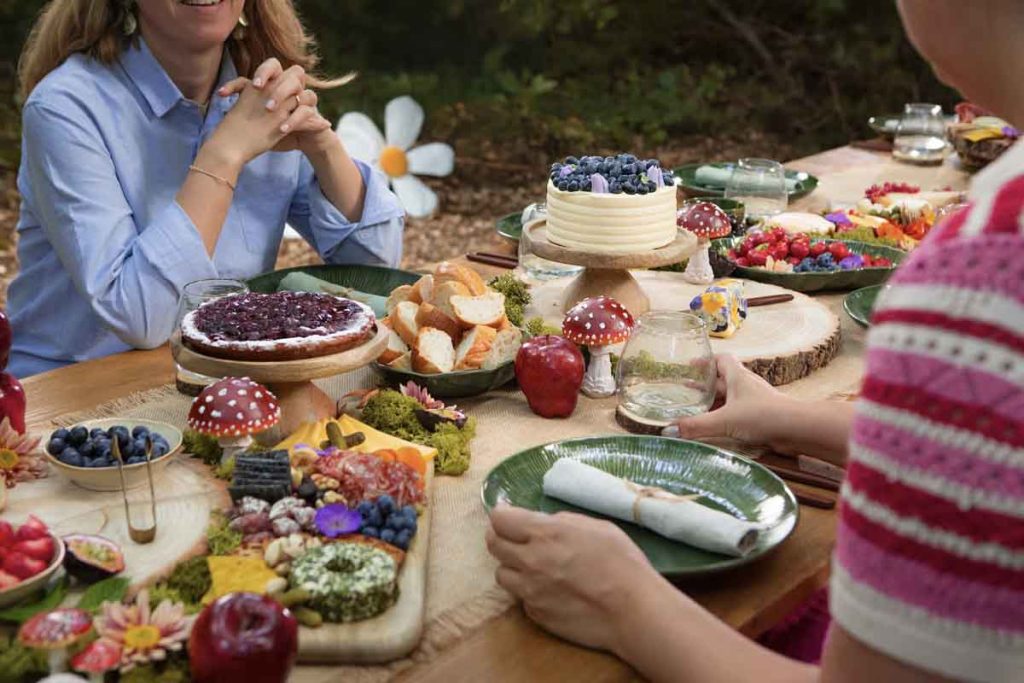 Airbnb te invita a los bosques belgas para vivir un día como Pitufo. Dos familias podrán decorar gorros, practicar tiro con arco y bailar.