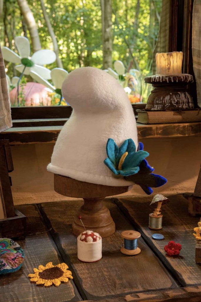 Airbnb te invita a los bosques belgas para vivir un día como Pitufo. Dos familias podrán decorar gorros, practicar tiro con arco y bailar.
