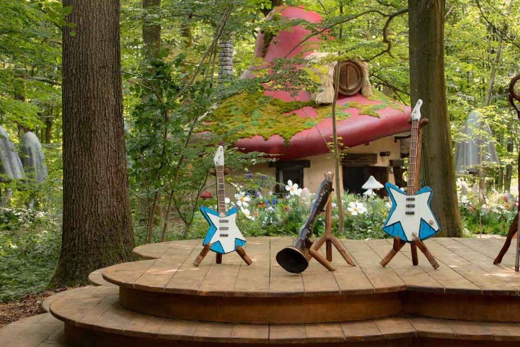 Airbnb te invita a los bosques belgas para vivir un día como Pitufo. Dos familias podrán decorar gorros, practicar tiro con arco y bailar.