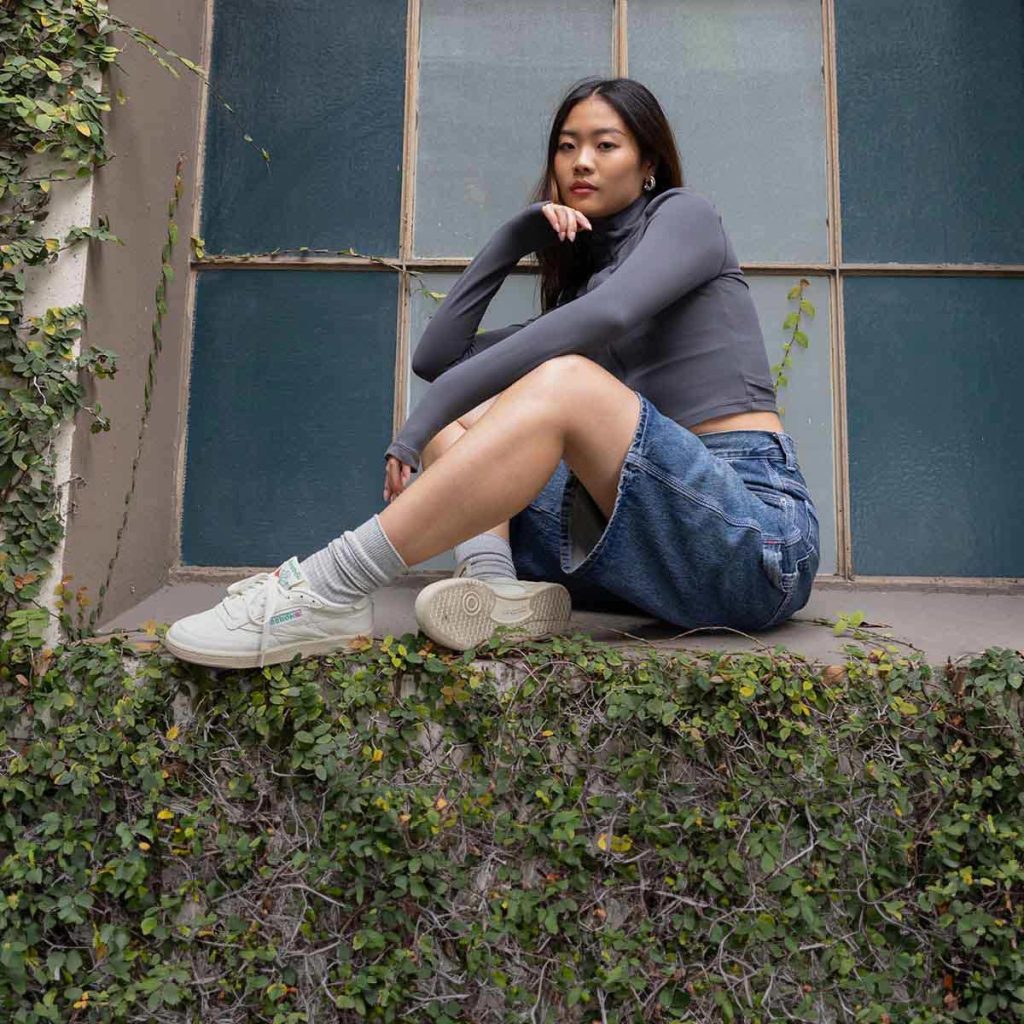 Reebok presenta tres outfits en tendencia para el regreso a clases 2025, destacando la versatilidad de los tenis blancos con modelos icónicos