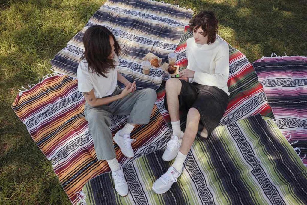 Reebok presenta tres outfits en tendencia para el regreso a clases 2025, destacando la versatilidad de los tenis blancos con modelos icónicos