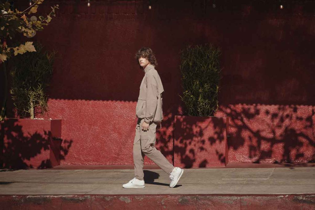 Reebok presenta tres outfits en tendencia para el regreso a clases 2025, destacando la versatilidad de los tenis blancos con modelos icónicos