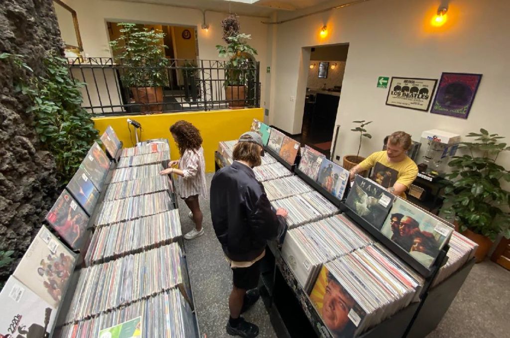 Retroactivo Records.