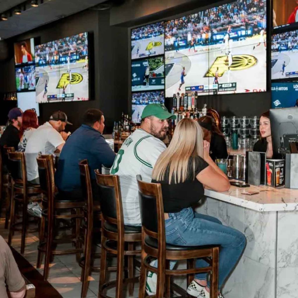Descubre dos joyas culinarias en San Diego: 31THIRTYONE by Deckman’s y Tom’s Watch Bar, el epicentro del entretenimiento deportivo.