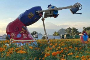 Atlixco recibe 14 catrinas monumentales en su emblemático Valle de las Catrinas