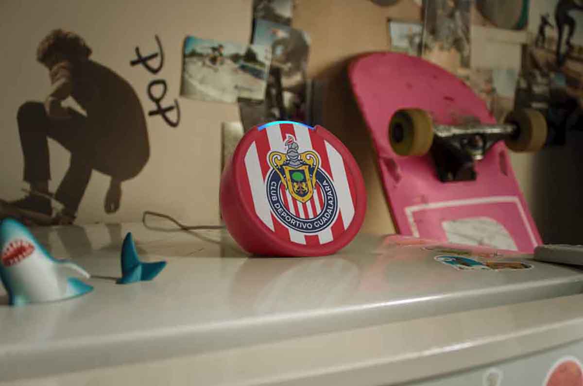 Grita gol con Alexa: Chivas y Amazon lanzan un Echo Pop Edición Limitada