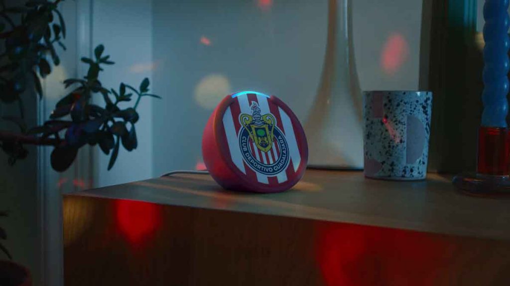 Chivas y Amazon Alexa presentan el Echo Pop Edición Limitada del Rebaño Sagrado. Por primera vez en México, un dispositivo Echo con diseño