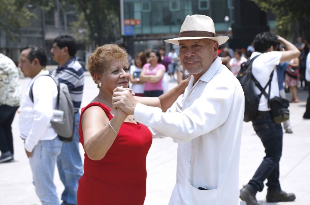 Adultos mayores bailando en las calles de la CDMX