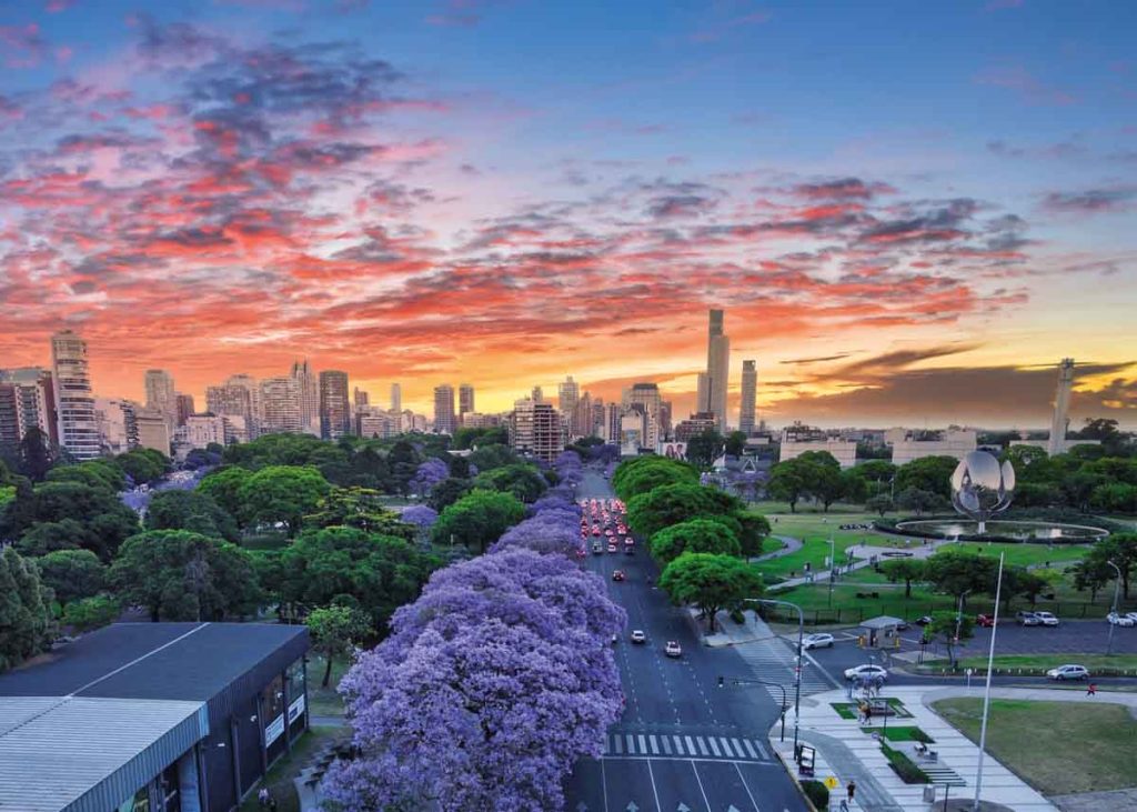 Descubre Buenos Aires en primavera: jacarandás en flor, gastronomía de lujo, tango vibrante y eventos culturales te esperan en Argentina