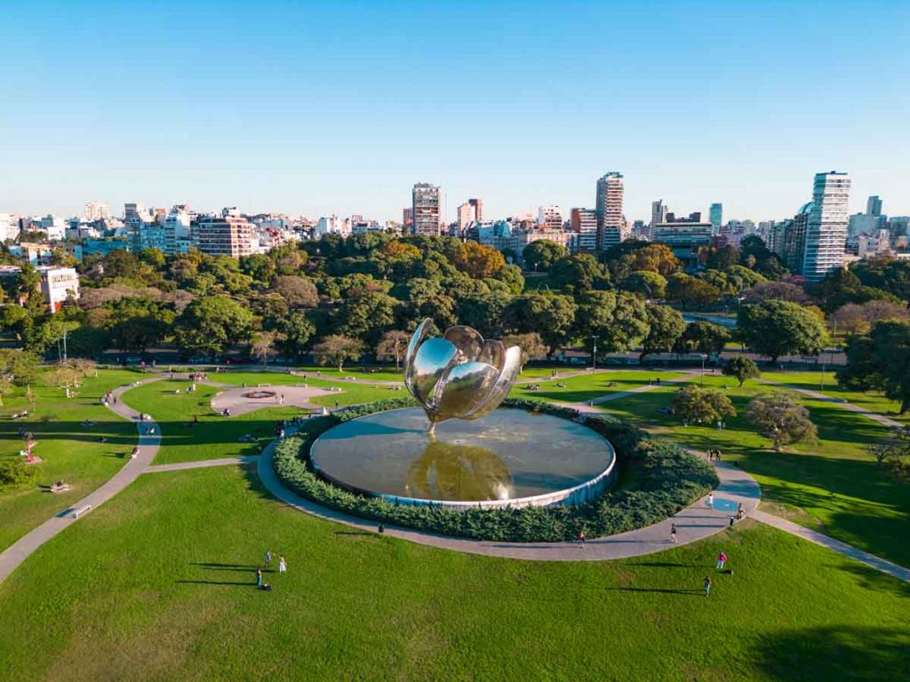 Descubre Buenos Aires en primavera: jacarandás en flor, gastronomía de lujo, tango vibrante y eventos culturales te esperan en Argentina