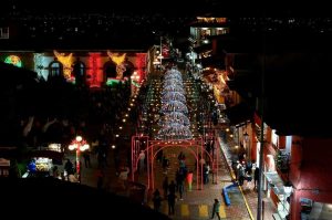 Ya inició la temporada navideña 2025 en Chignahuapan con esferas y luces