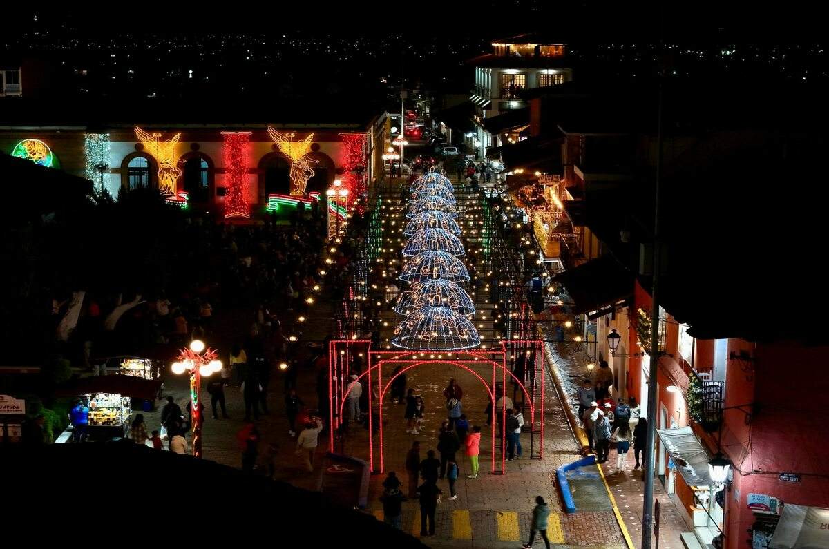 Ya inició la temporada navideña 2025 en Chignahuapan con esferas y luces
