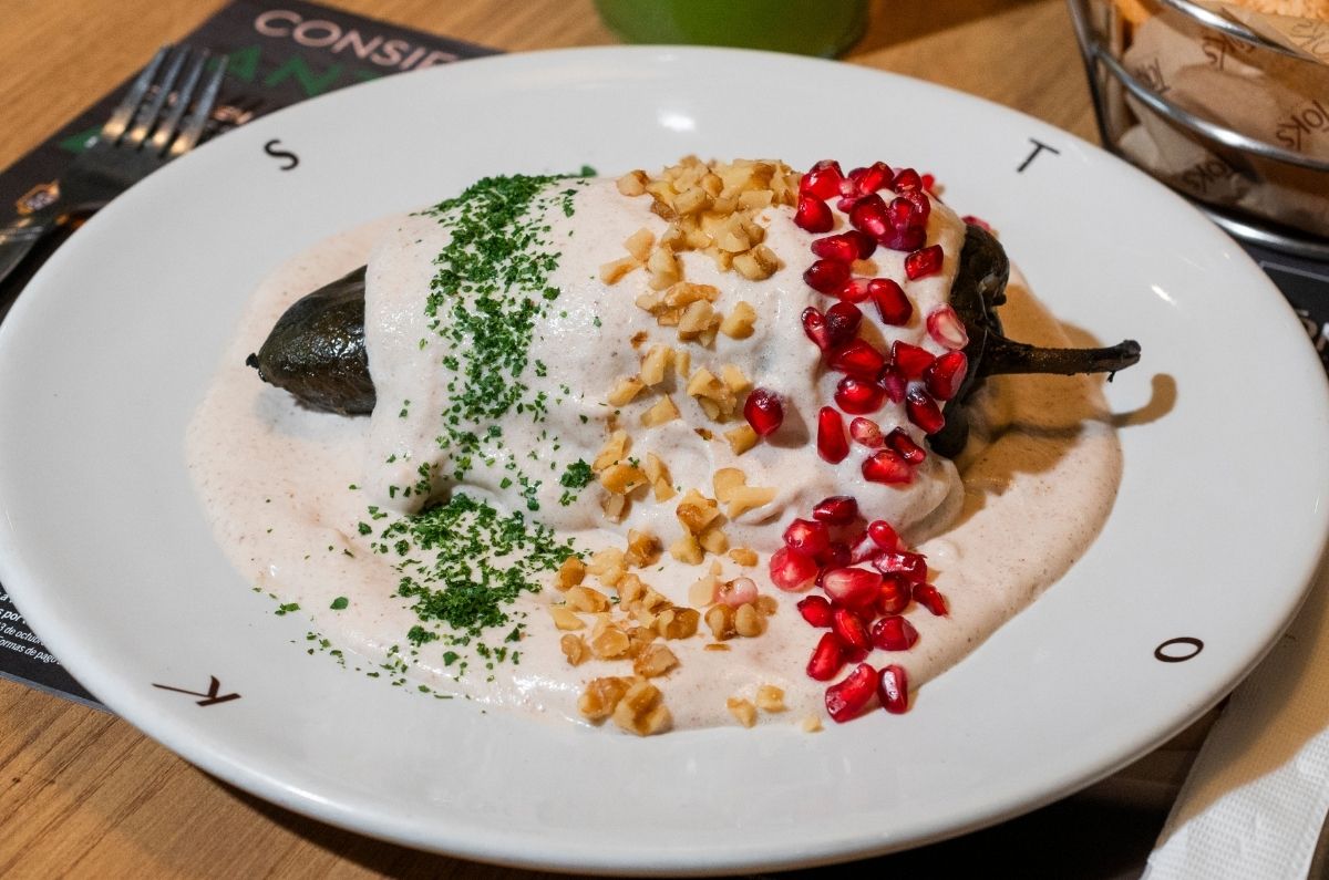 Chile en nogada y otros platillos para celebrar a México  en Toks