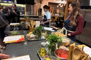 Cooking Nights en CDMX: Aprende a prepara pizza, ramen, sushi y más en Txoko