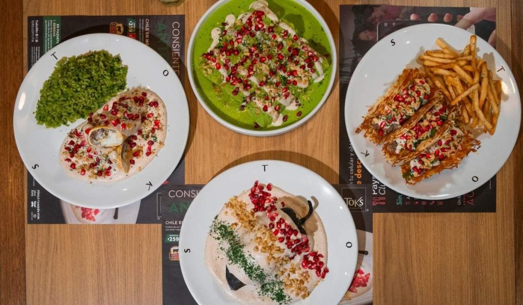Platillos Toks: Enchiladas Poblanas Tricolor, Costras México Lindo, Chile en Nogada y Pechuga Patria