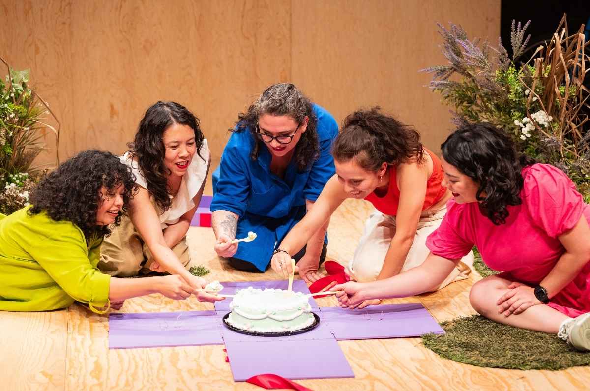 Esto no es lo que parece: la obra de teatro que cuestiona la violencia estética contra la mujer