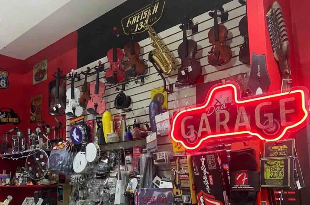 Otros instrumentos como violines y saxofones