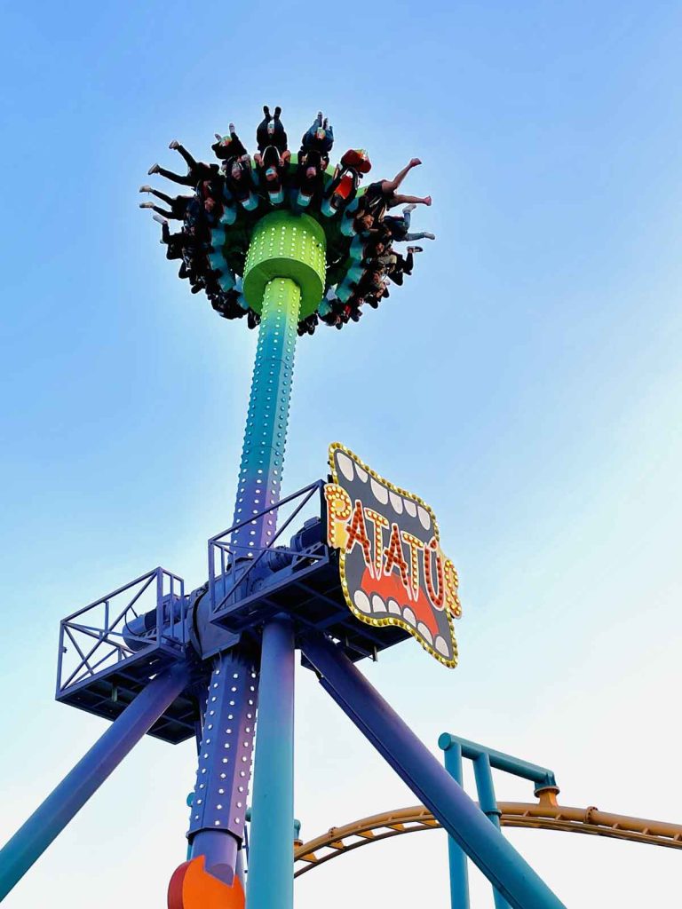 ¡KATAPLUM!, el parque de diversiones urbano en la cima de Parque Las Antenas. Ofrece más de 30 atracciones para toda la familia.