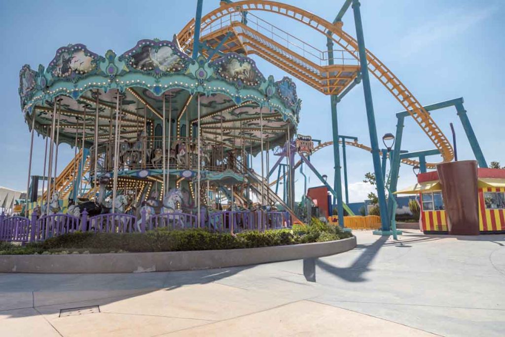 ¡KATAPLUM!, el parque de diversiones urbano en la cima de Parque Las Antenas. Ofrece más de 30 atracciones para toda la familia.