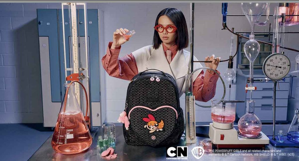 Kipling lanza una vibrante colección de bolsos y accesorios con The Powerpuff Girls. Un clásico millennial ahora en tus manos.
