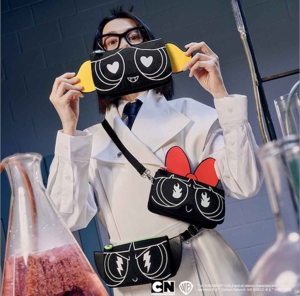 Kipling lanza una vibrante colección de bolsos y accesorios con The Powerpuff Girls. Un clásico millennial ahora en tus manos.