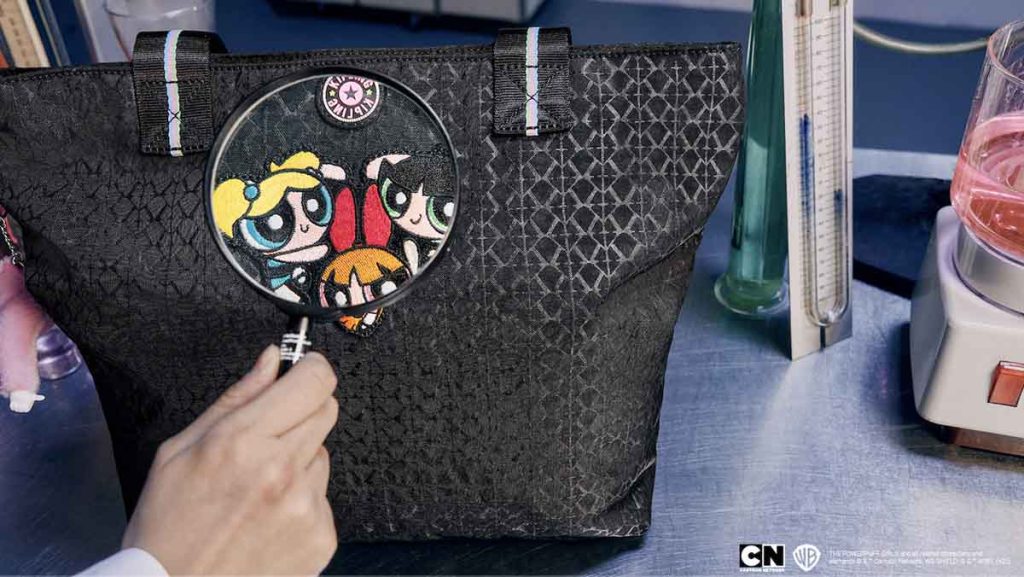Kipling lanza una vibrante colección de bolsos y accesorios con The Powerpuff Girls. Un clásico millennial ahora en tus manos.
