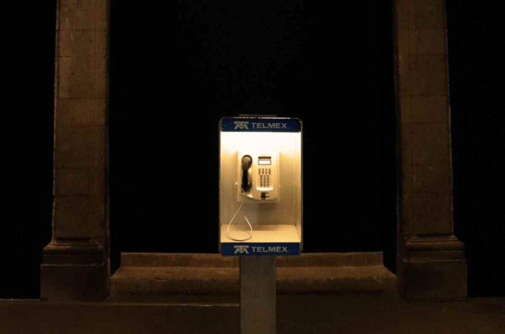 Instalación sonora Leviatán revive antiguas cabinas telefónicas en el Colegio de San Ildefonso