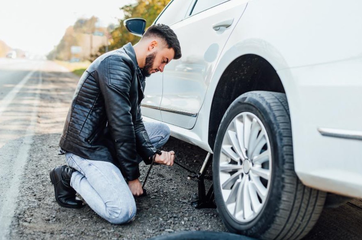 Aprende qué hacer si tienes una llanta ponchada en la carretera