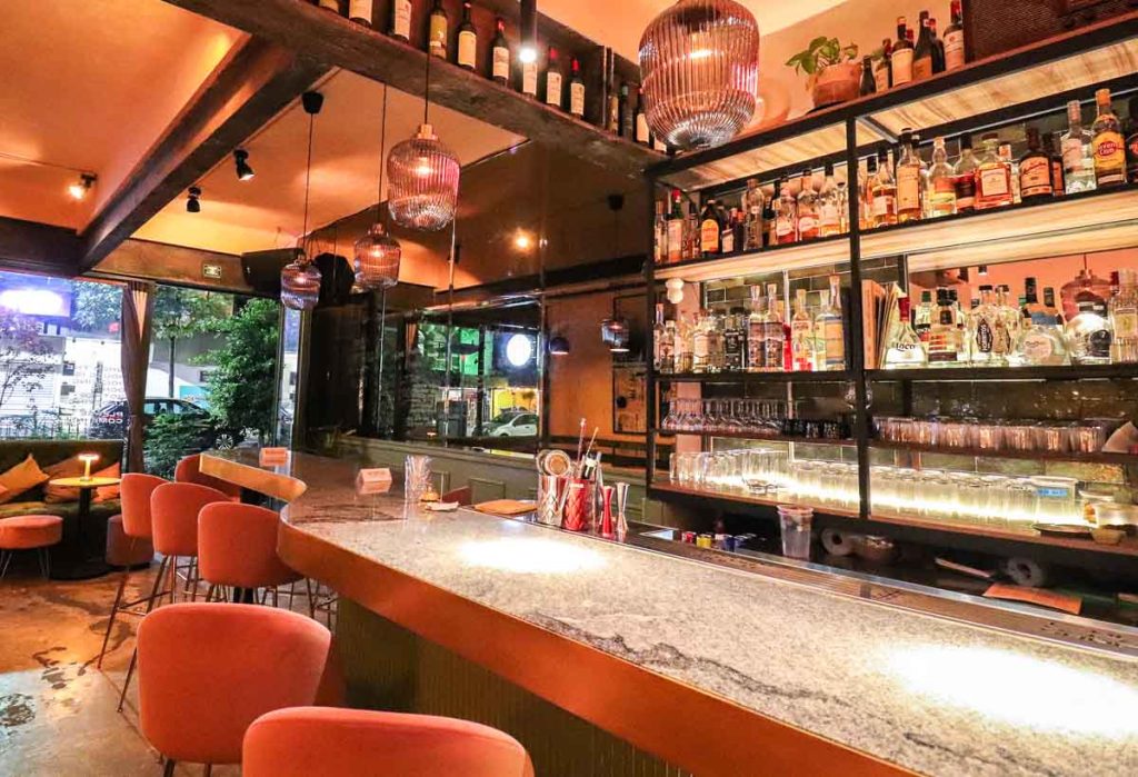 Long Story Short, el bar de la Colonia Juárez, festeja su segundo aniversario en agosto con un menú inspirado en la música y artistas.