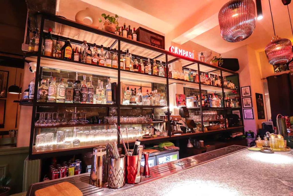 Long Story Short, el bar de la Colonia Juárez, festeja su segundo aniversario en agosto con un menú inspirado en la música y artistas.