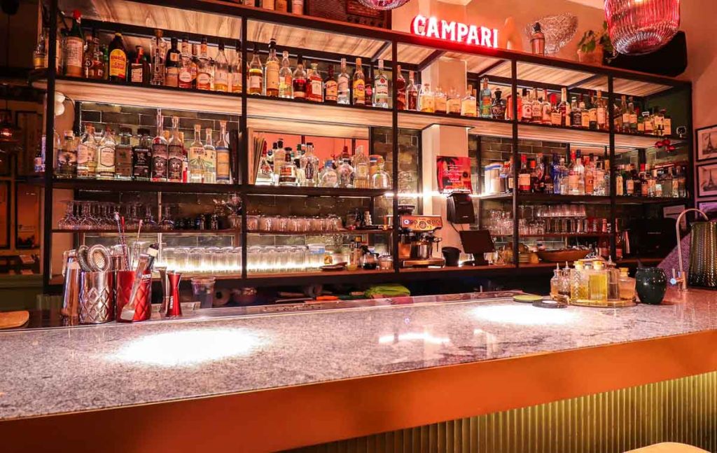 Long Story Short, el bar de la Colonia Juárez, festeja su segundo aniversario en agosto con un menú inspirado en la música y artistas.