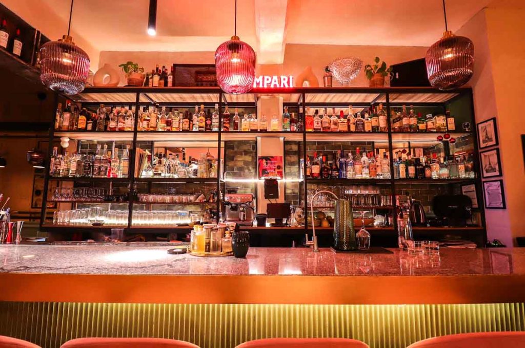 Long Story Short, el bar de la Colonia Juárez, festeja su segundo aniversario en agosto con un menú inspirado en la música y artistas.