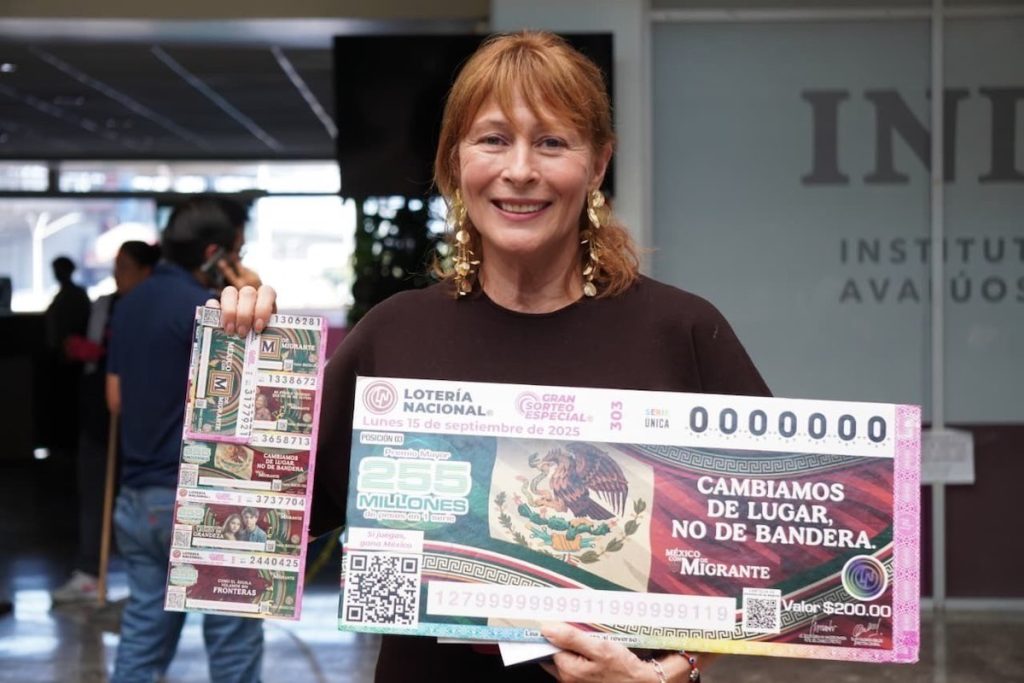 Tatiana Clouthier, sosteniendo un cachito de la Lotería Nacional